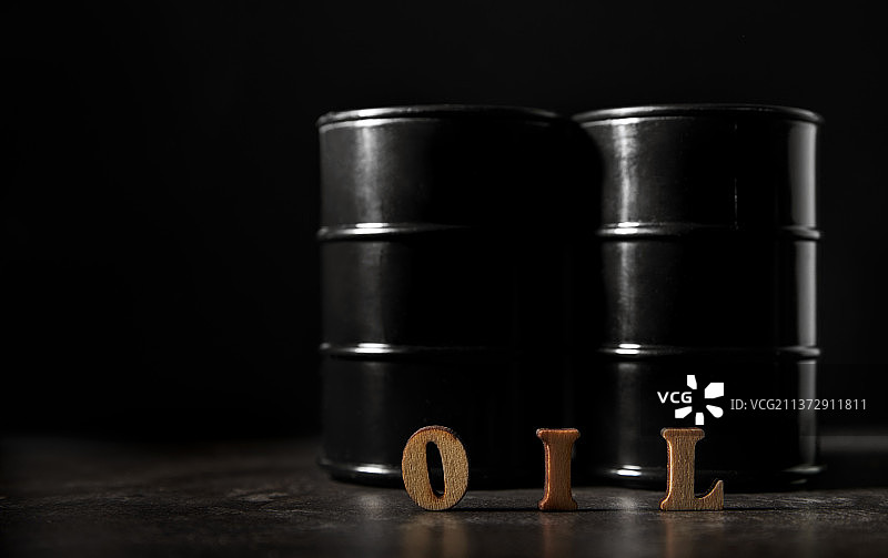 两个油桶原油旁边的石油文本图片素材