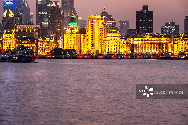 上海外滩万国建筑群夜景城市风光图片素材