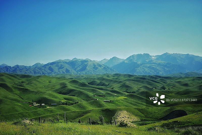 新疆伊犁乌拉斯台小镇草原风光图片素材