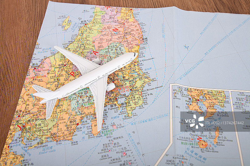 日本交通图上一个小飞机模型图片素材