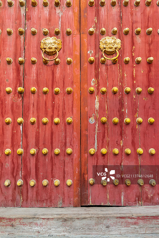中国山东泰安著名景点泰山旅游风景区，岱庙行宫的城门和门环 门钉，户外无人图像静物摄影图片素材