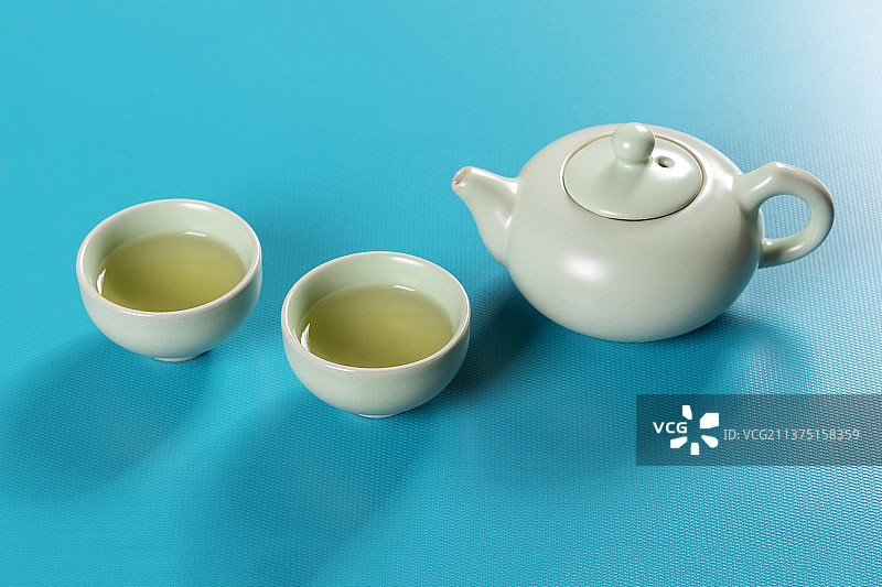 汝瓷茶壶茶杯摆放在桌面上特写图片素材