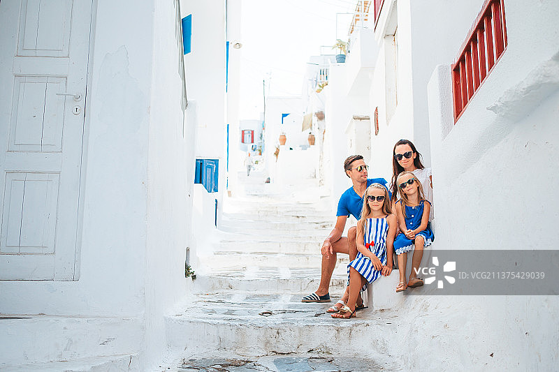 父母和孩子们在典型的希腊传统村庄的街道上图片素材