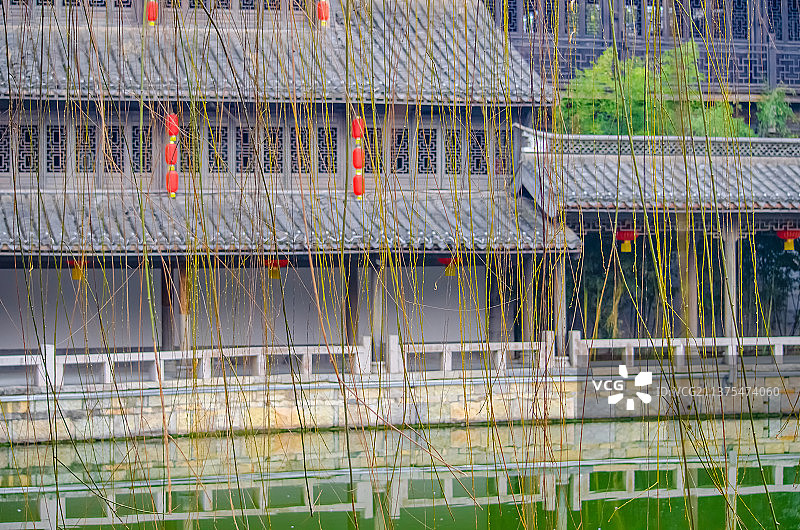 中国山东省枣庄市台儿庄古城，著名旅游景点，中国园林里的湖泊河流和古代建筑，户外无人图像摄影图片素材