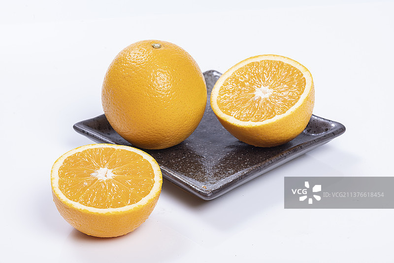 切开的橙子摆放在白色背景上特写图片素材