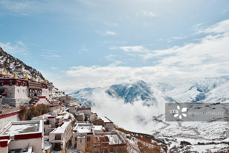西藏甘丹寺雪后图片素材