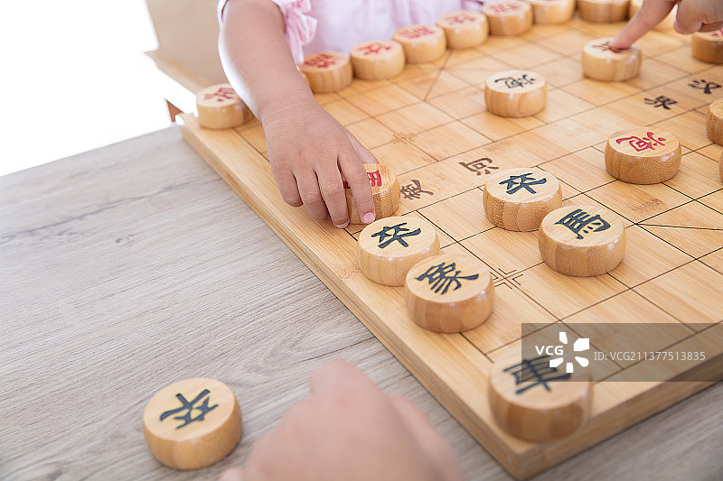 小孩子正在认真的下中国象棋图片素材