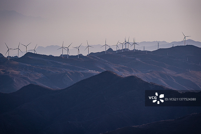 冬天北京门头沟东灵山上看远处的风车发电机图片素材