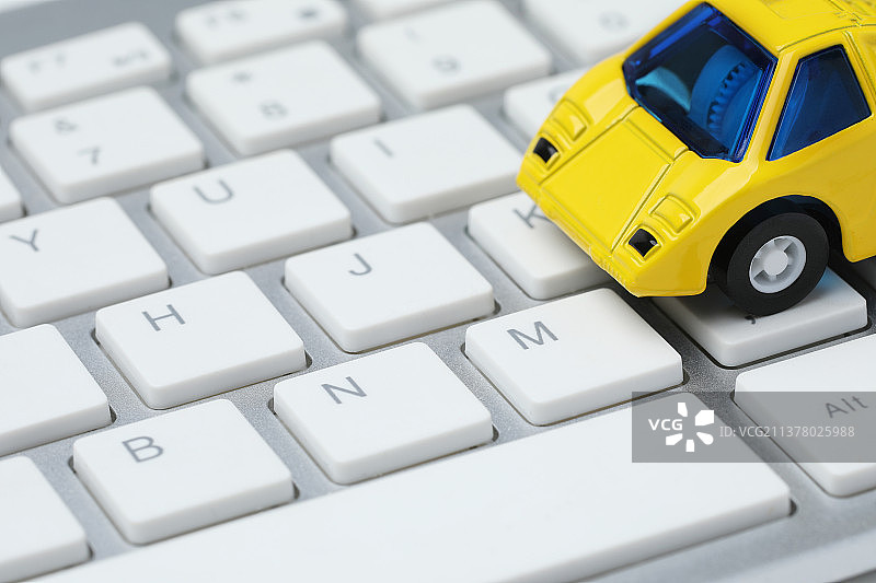 键盘上的黄色汽车模型图片素材