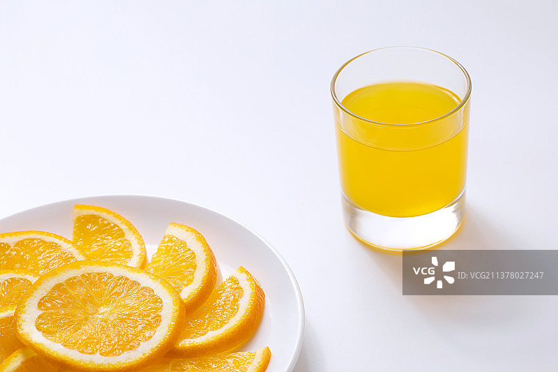 新鲜橙子和一杯橙汁图片素材