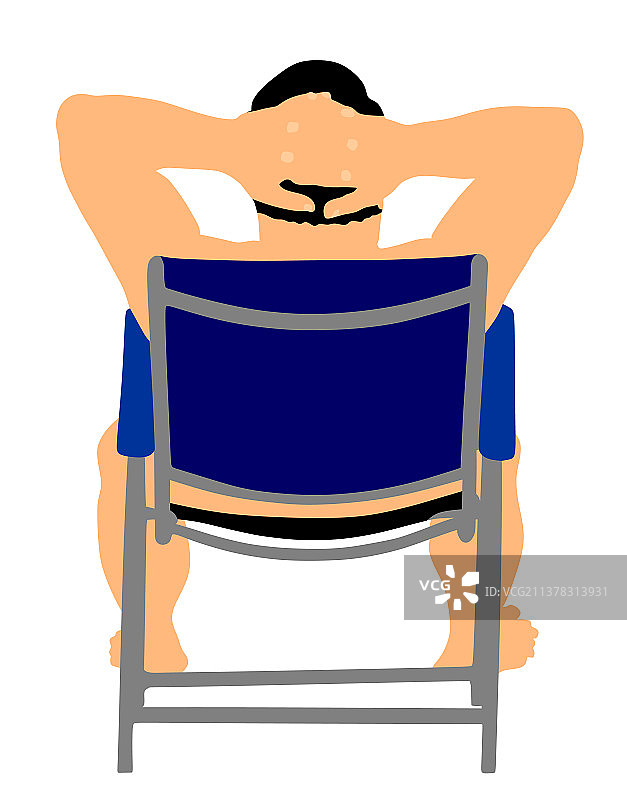 度假的男人坐在沙滩椅上晒太阳图片素材