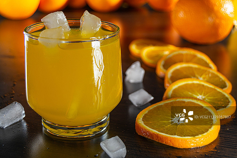 橙汁加冰和橙片的夏季鸡尾酒，马德普拉塔，布宜诺斯艾利斯，阿根廷图片素材