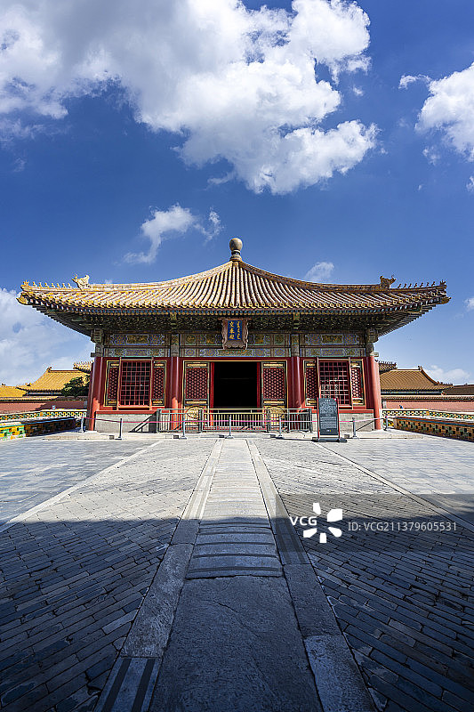 蓝天白云下的北京故宫交泰殿图片素材