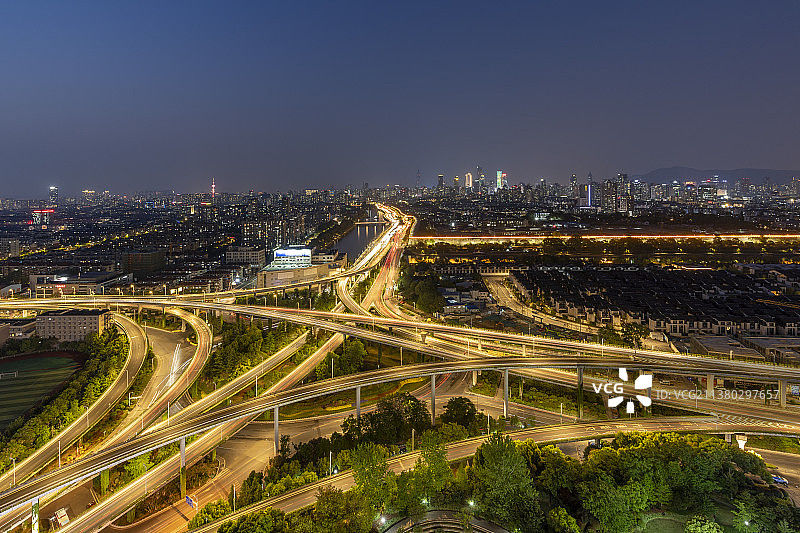南京傍晚时分城市立交桥上的繁忙交通图片素材
