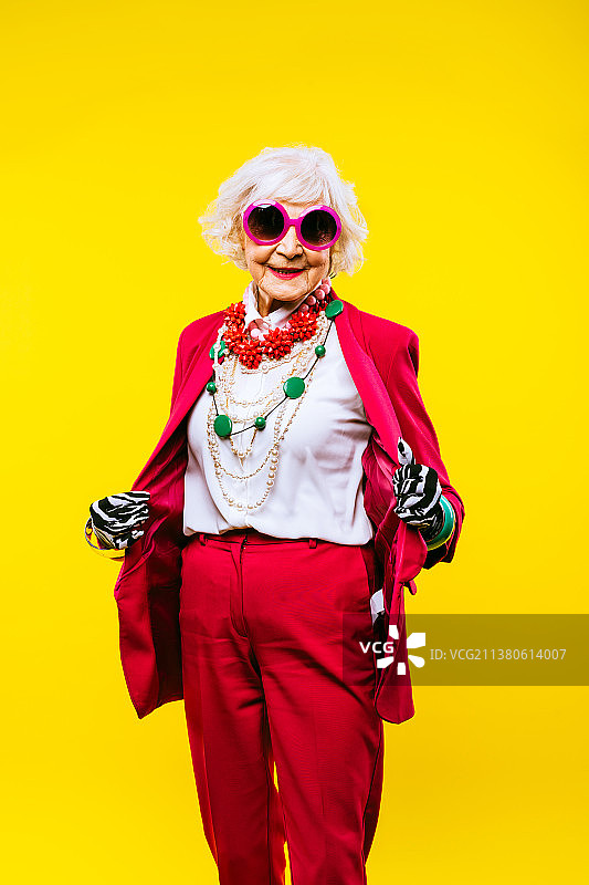 穿着时尚、酷炫的老女人图片素材