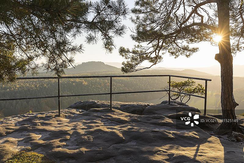 普芬斯坦日出时的自然观景台，背景是格里希，瑞士萨克森国家公园，萨克森，德国，欧洲图片素材
