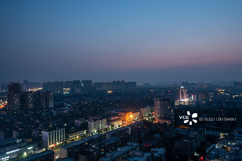 中国四川成都新都区城市天际线黄昏景观图片素材