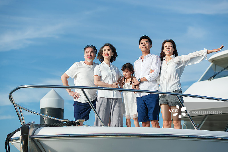 欢乐家庭乘坐游艇出海图片素材