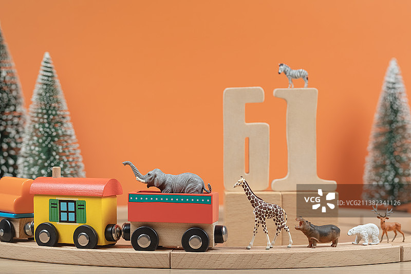 微缩创意儿童节木头小火车与动物图片素材