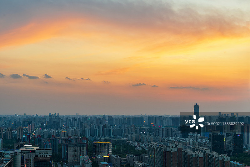 河南郑州郑东新区千玺广场摩天大楼城市天际线日落时分户外高视角图片素材