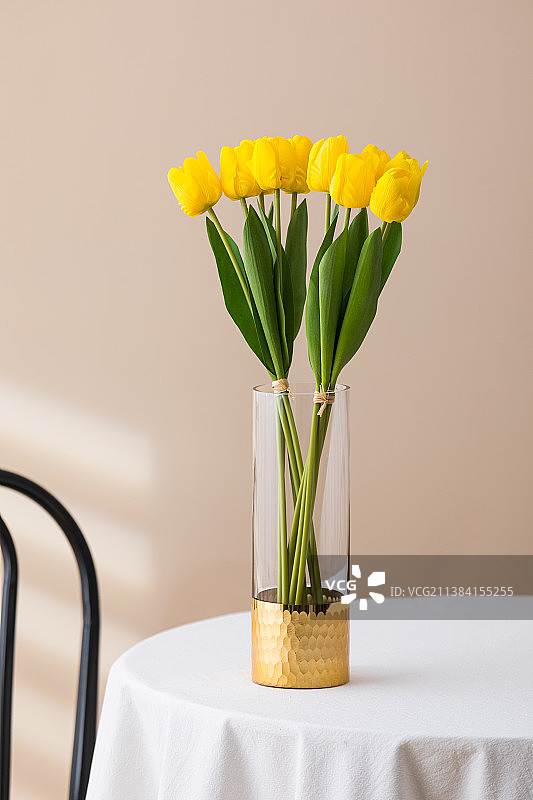 桌子上的花瓶仿真花摆件装饰品图片素材