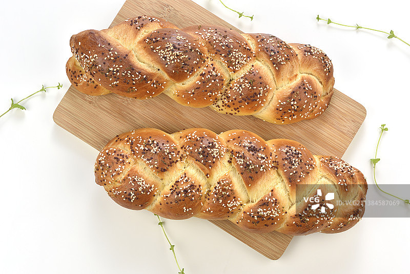 新鲜自制手工面包，面包在砧板上的高角度视角图片素材