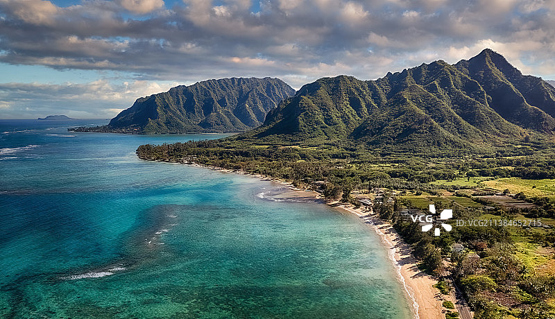 沿着海岸线，海山映衬天空的风景，普纳卢乌，夏威夷，美国，美国图片素材