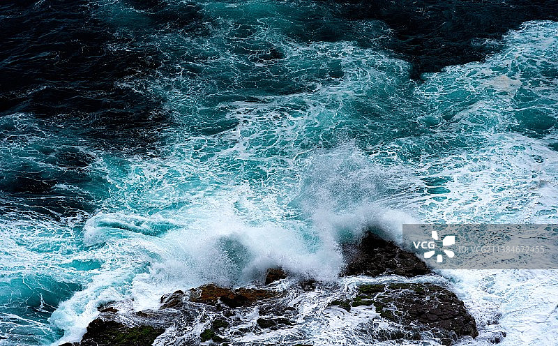 高角度的波浪溅在岩石上，波多黎各德拉克鲁斯，省圣克鲁斯德特内里费，西班牙图片素材