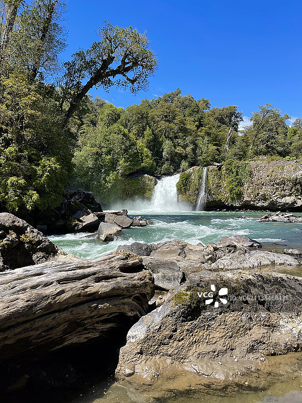 在清澈的蓝天下的河流风景，普耶顺，洛斯拉各斯地区，智利图片素材