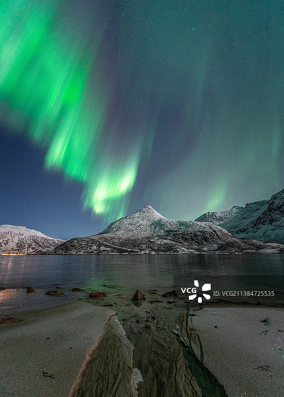 夜晚湖上的北极光的景色图片素材