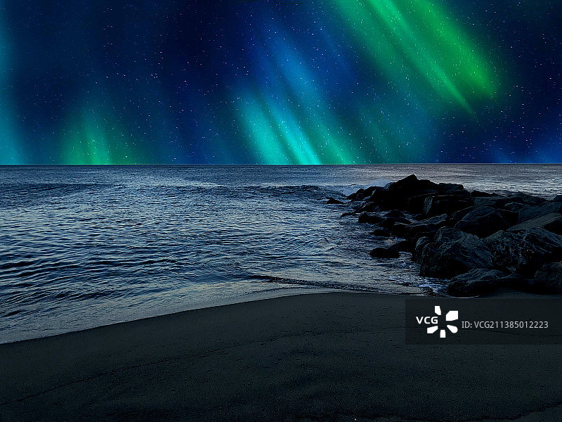 海上的北极光，夜晚海天相映的美景图片素材