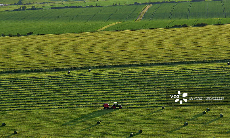 西萨塞克斯农场拖拉机，农业领域的高角度视角，西萨塞克斯，英国，英国图片素材