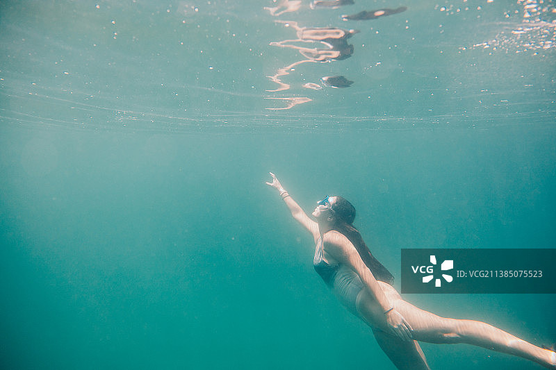 在卡诺亚斯的乐趣时光，女人在海上游泳，卡诺亚斯蓬塔萨尔，秘鲁图片素材
