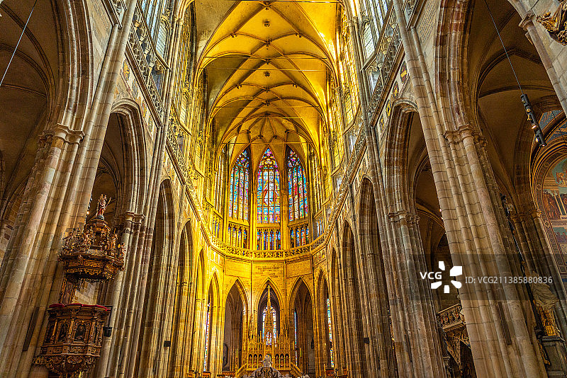 捷克城布拉格城堡内圣维特主教座堂华丽内景图片素材