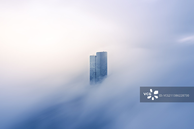 江苏南京新街口CBD云雾中的德基图片素材