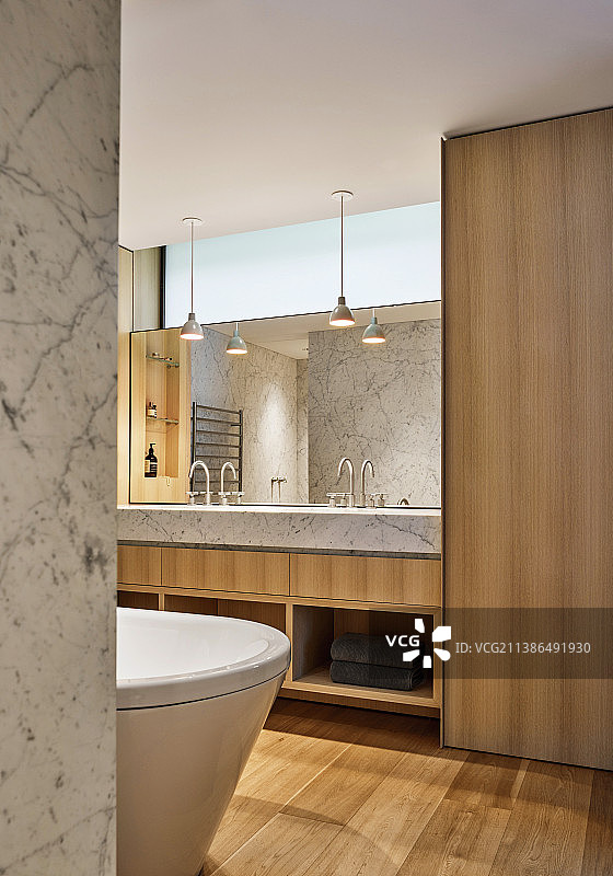 卡拉拉的设计师浴室，大理石和橡木图片素材