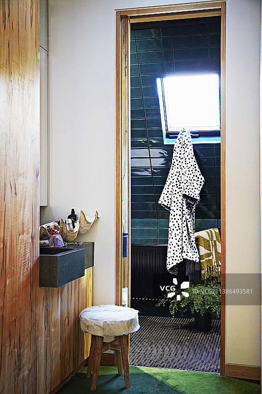 放眼望去，浴室里铺着绿色瓷砖和天窗图片素材