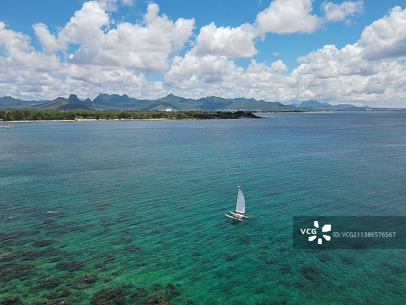 航拍的帆船在海上对着天空，Pamplemousses地区，毛里求斯图片素材