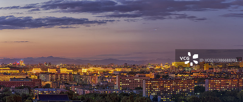 高角度拍摄北京夏季城市天际线夜景图片素材