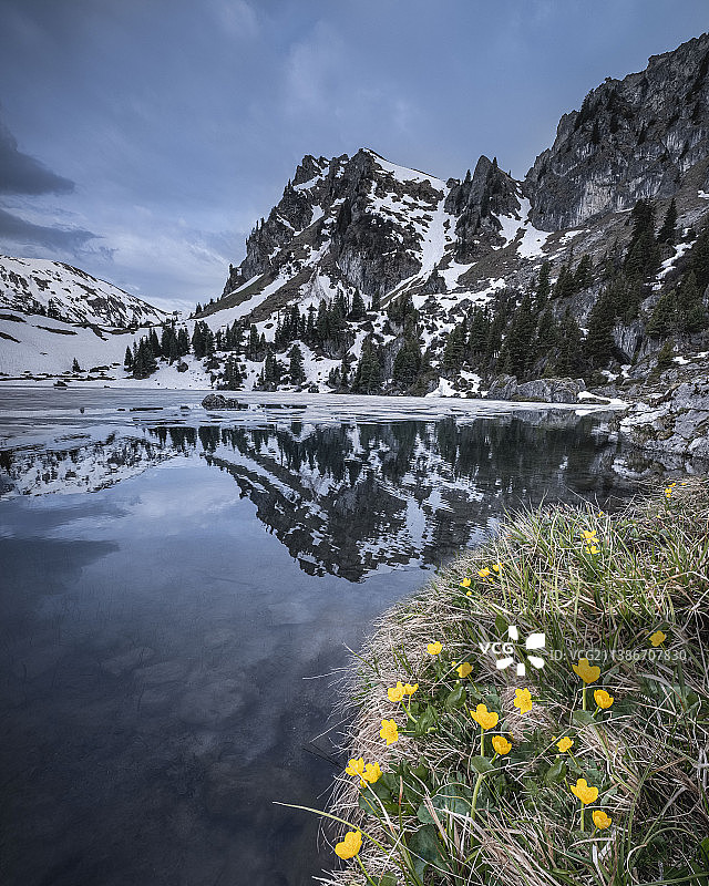 瑞士伯纳奥伯兰，雪山映衬天空的湖景图片素材
