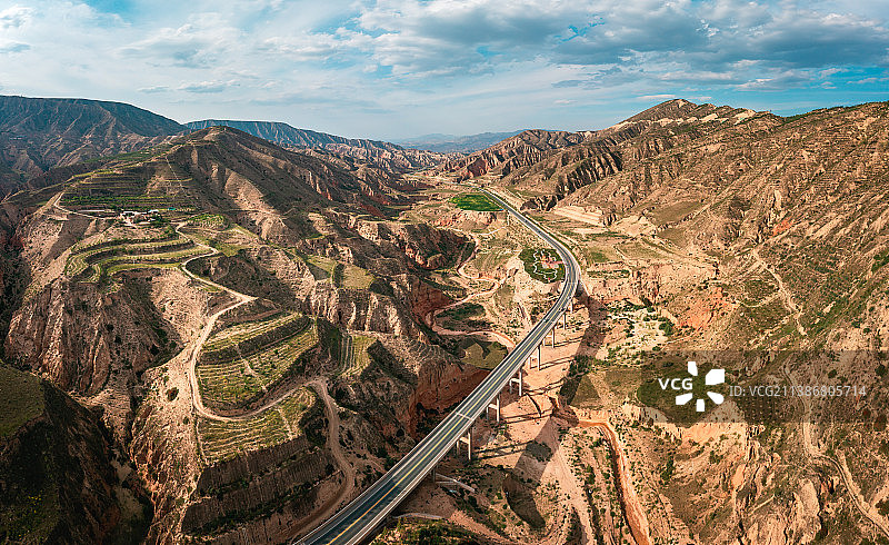 甘肃临夏东乡县折红公路峡谷自然风光航拍图片素材