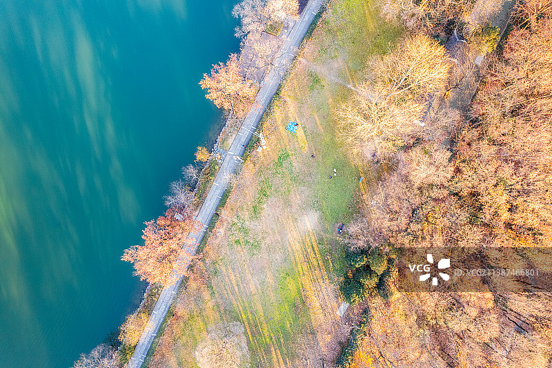 俯拍深秋的紫霞湖图片素材