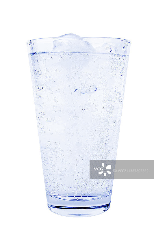 白色背景下的饮水杯冰块特写图片素材