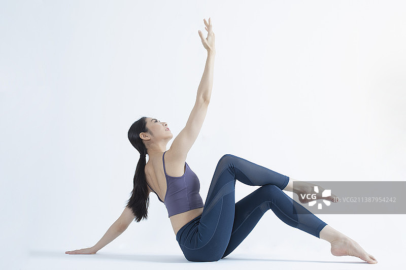 美女坐姿侧伸展瑜珈姿势图片素材