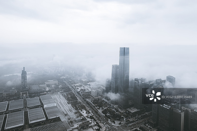 云雾中的贵阳金融城图片素材