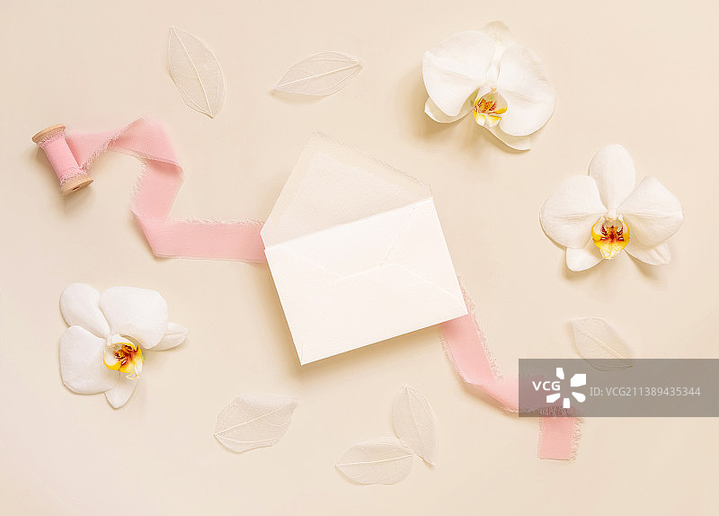 婚礼信封附近白色兰花和丝带黄色，模型图片素材