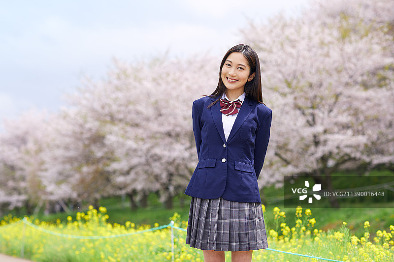 油菜花田里的日本女高中生图片素材