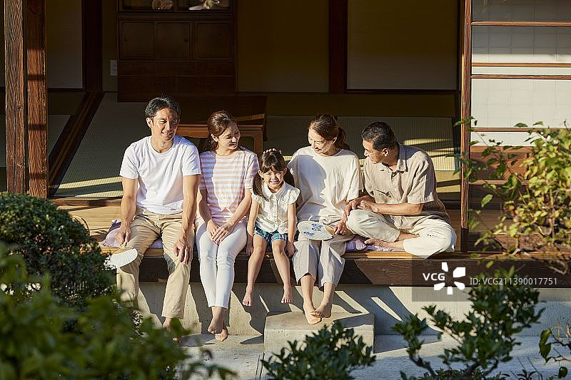 坐在门廊上的三代日本家庭图片素材