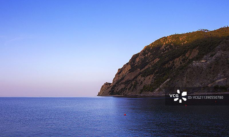 在晴朗的蓝天衬托下的海景，蒙特罗索阿尔马，利古里亚，意大利图片素材
