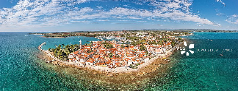 克罗地亚沿海城市诺维格拉德上空的无人机全景图图片素材